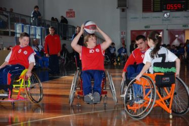 I ragazzi giocano a basket sulle sedie a rotelle.jpg